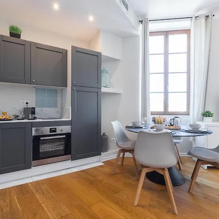 Gorgeous 1 Bdr With Gardens View In The Old Town Apartment Nice Exterior photo